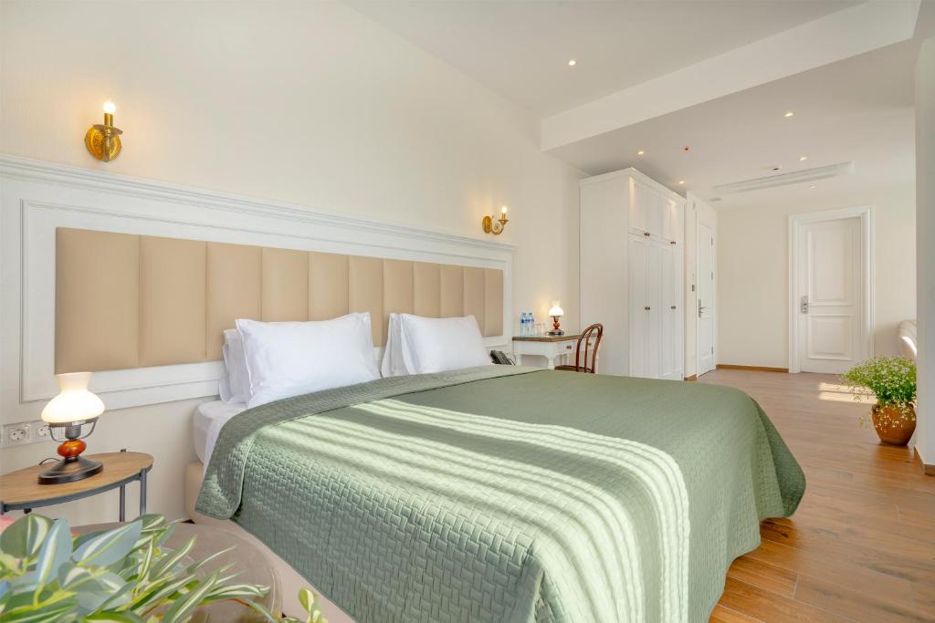 Postel nebo postele na pokoji v ubytování Iris Hotel