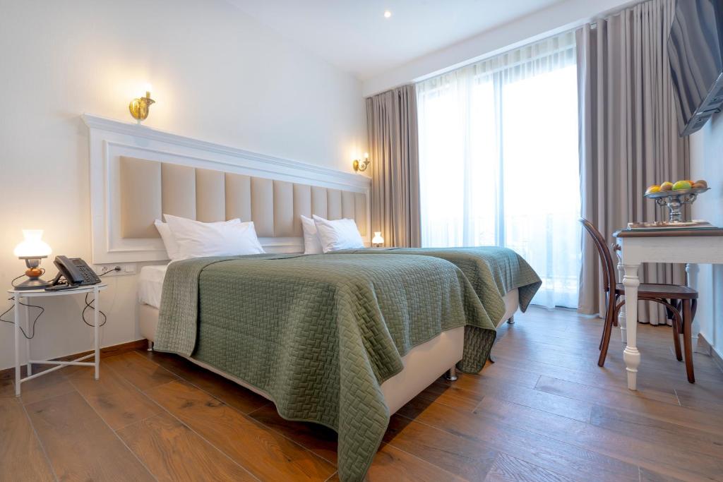Postel nebo postele na pokoji v ubytování Iris Hotel