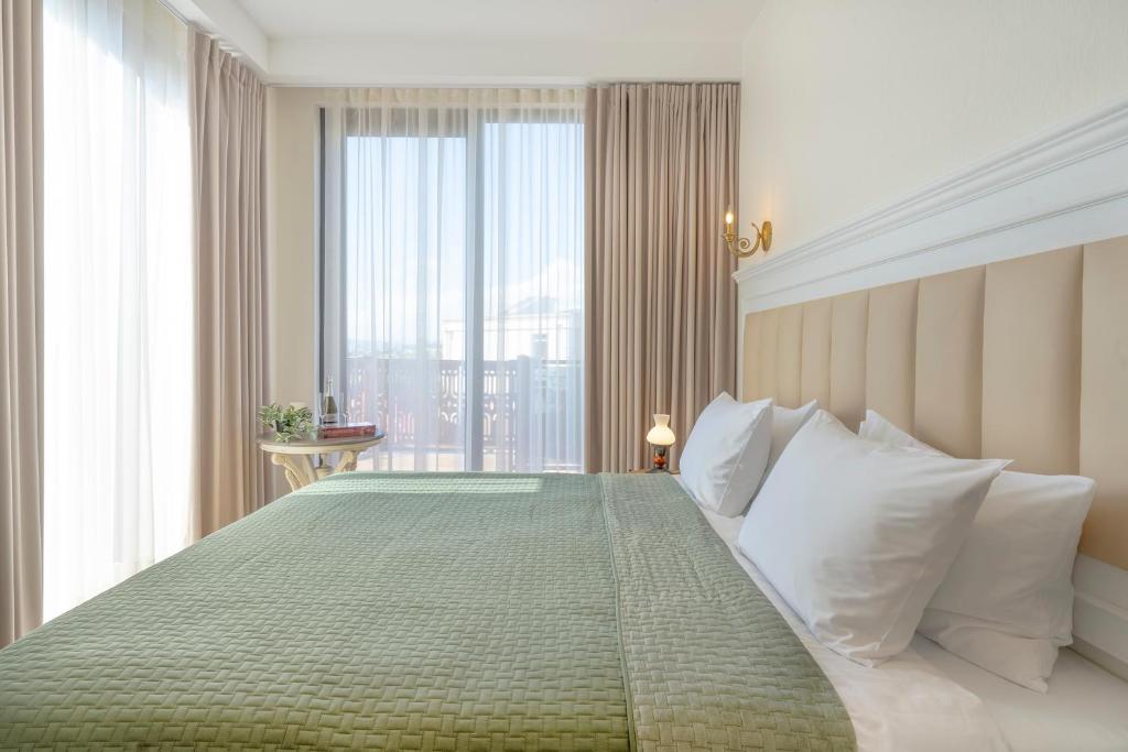 Postel nebo postele na pokoji v ubytování Iris Hotel
