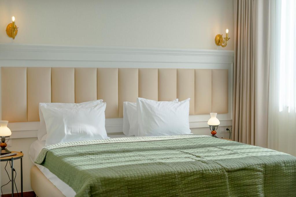 Postel nebo postele na pokoji v ubytování Iris Hotel