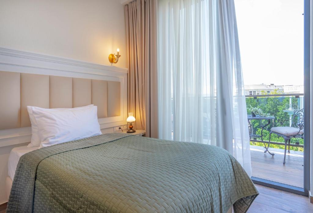 Postel nebo postele na pokoji v ubytování Iris Hotel