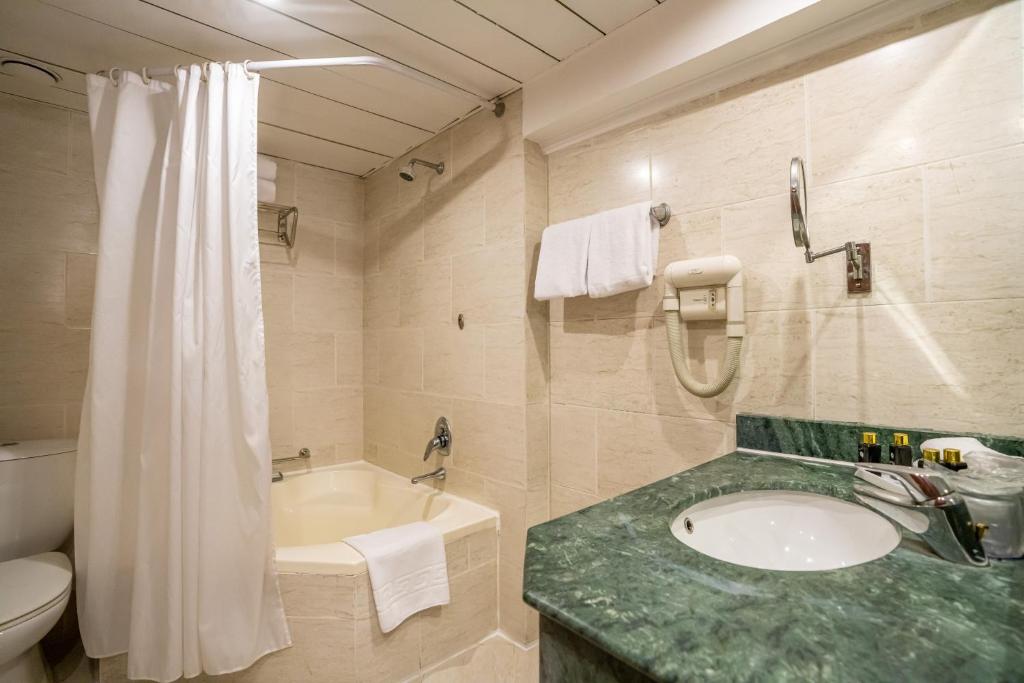 Koupelna v ubytování Azal Pyramids Hotel