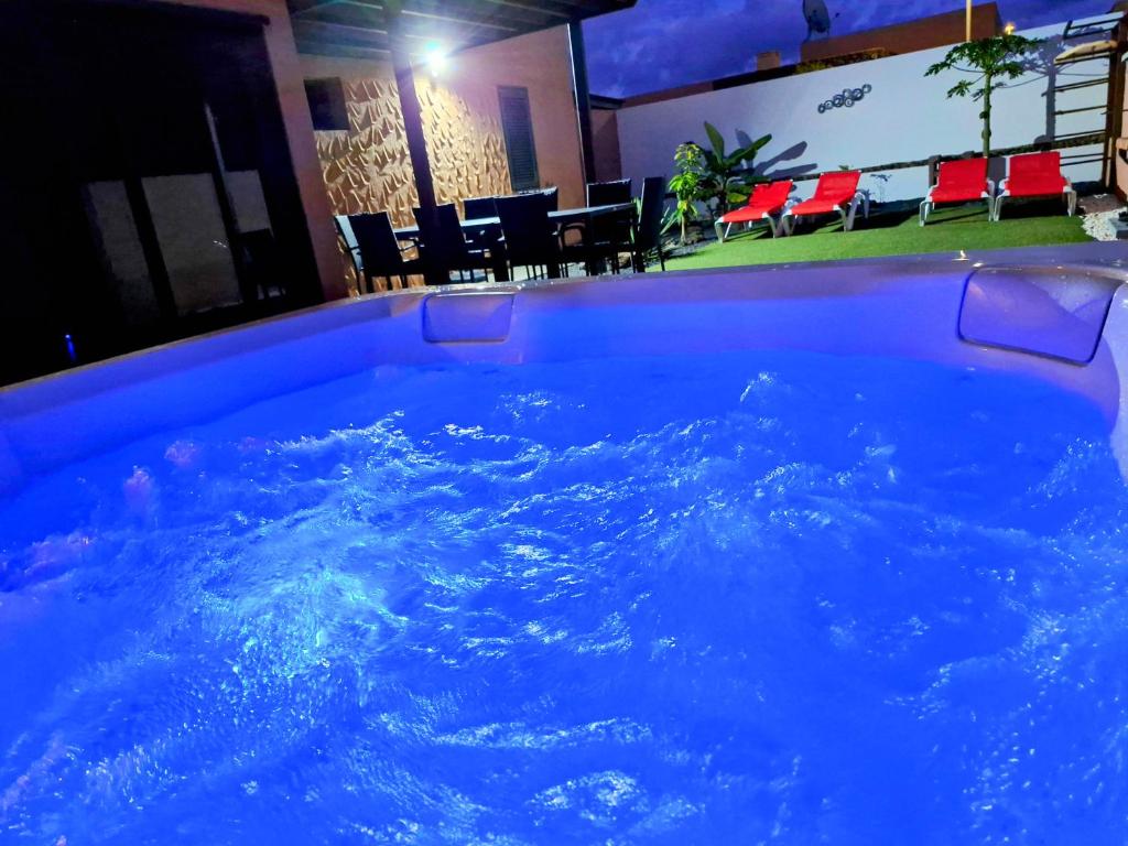 Bazén v ubytování Sunrise Surf House, Big Garden, Hot Tub, Parking, super-fast free Wi-Fi nebo v jeho okolí