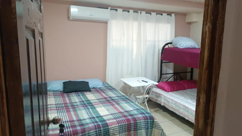 una camera con 2 letti a castello e una finestra di Comfort Home Escalón a San Salvador