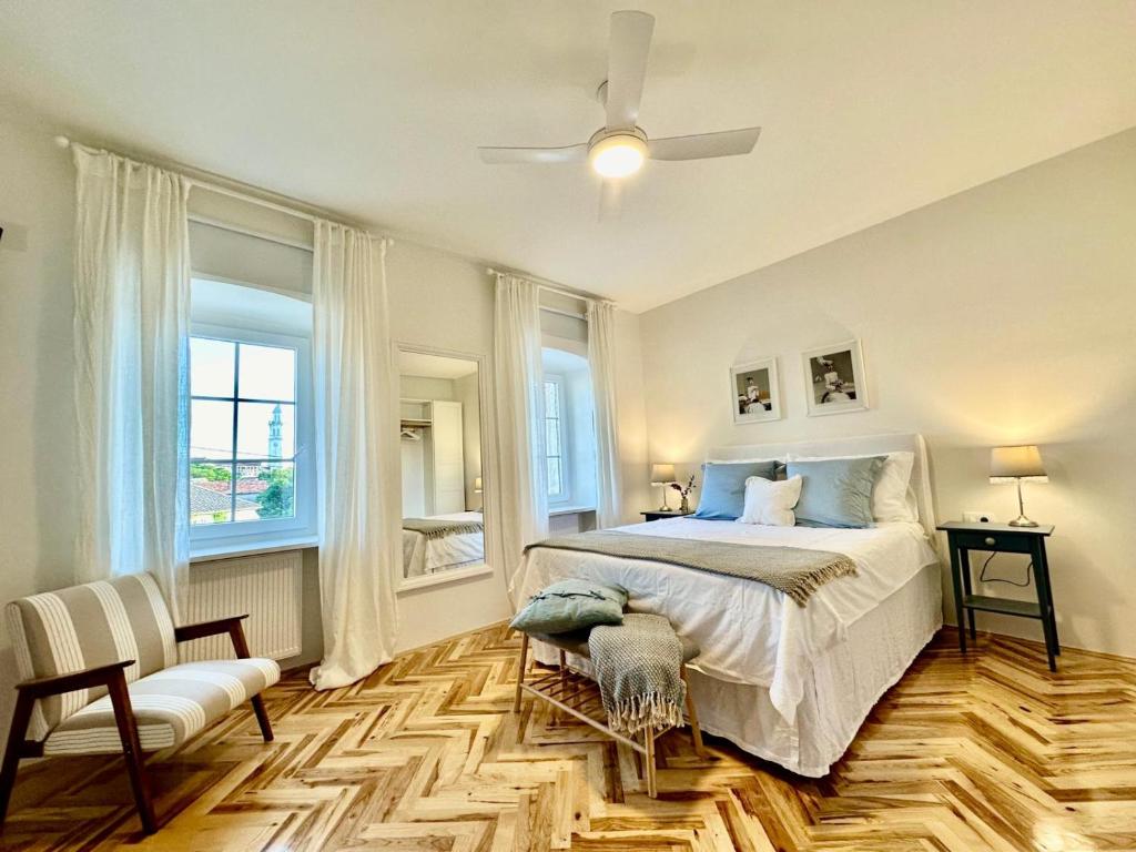 Un dormitorio con una cama y un ventilador de techo. en Cotton House, en Novi Vinodolski