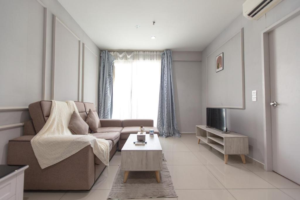 sala de estar con sofá y TV en I Soho at I City by Bai Yi # 0933a, en Shah Alam