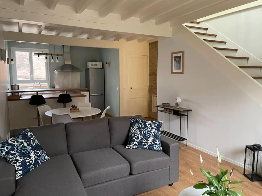 un salon avec un canapé et une cuisine dans l'établissement Tiny Paradise - 2 Bedrooms Apartment, à Montigny-sur-Loing