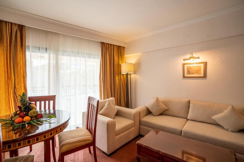 Posezení v ubytování Azal Pyramids Hotel