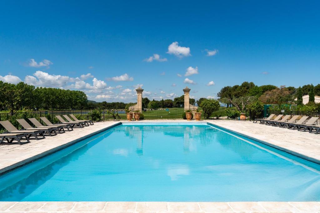 einen Pool mit Chaiselongues in der Unterkunft T2 Accès direct golf et piscine in Mallemort