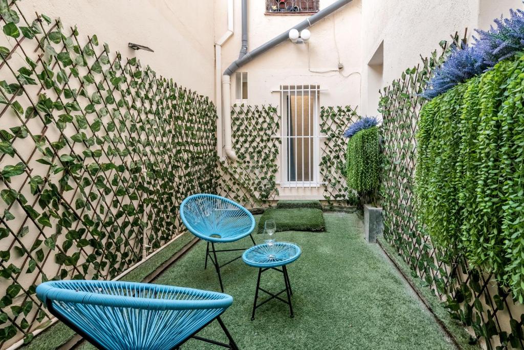 two chairs and a table in front of a building at Sol Apartment III - En el centro de Madrid in Madrid