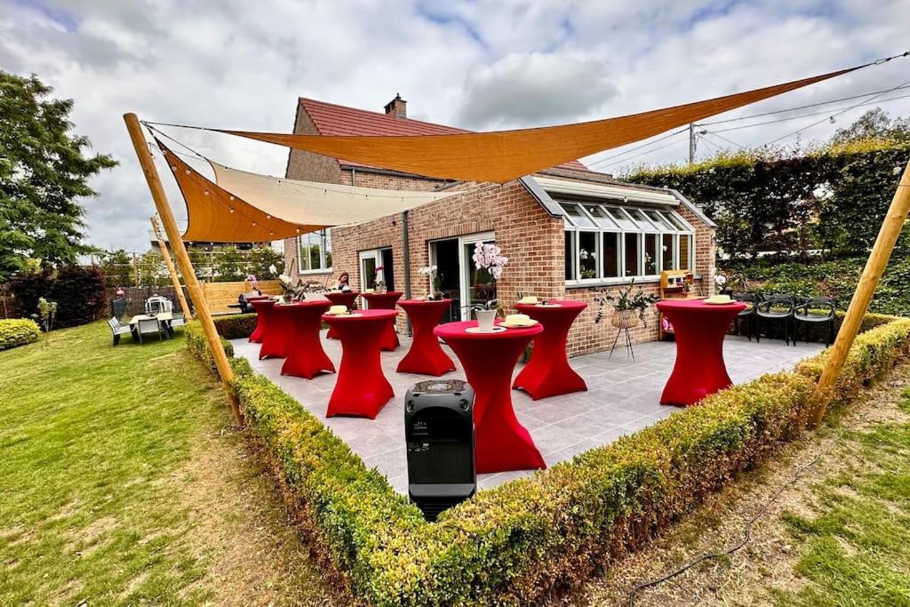 een groep rode krukjes voor een huis bij Villa d'architecte avec vue imprenable in Péruwelz