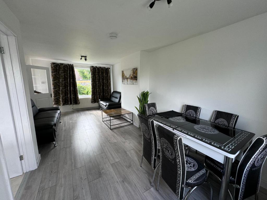 Χώρος καθιστικού στο 3-Bedroom Cosy Reading House