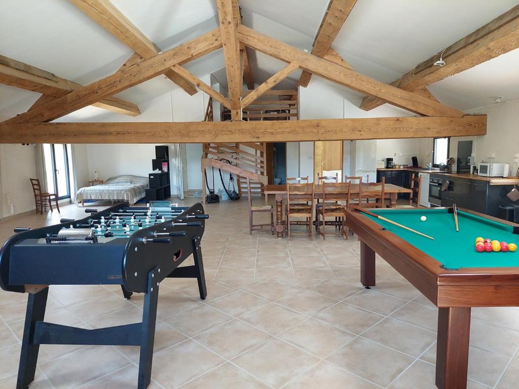 una sala con tavoli da biliardo e una sala da pranzo di Domaine du Grand Arc : le Loft a Cucugnan