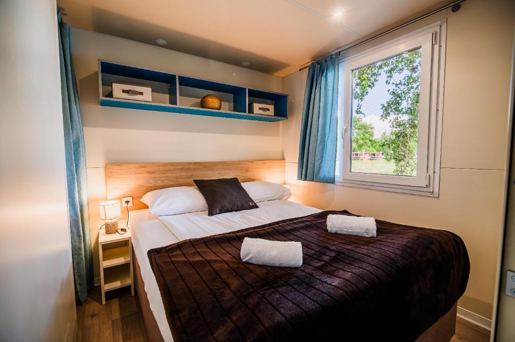 Postel nebo postele na pokoji v ubytování Lake View Mobile Homes with Thermal Riviera Tickets in Terme Čatež