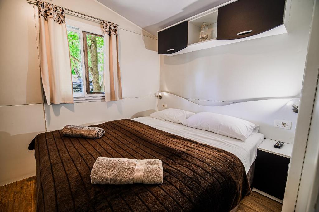 Postel nebo postele na pokoji v ubytování Lake View Mobile Homes with Thermal Riviera Tickets in Terme Čatež
