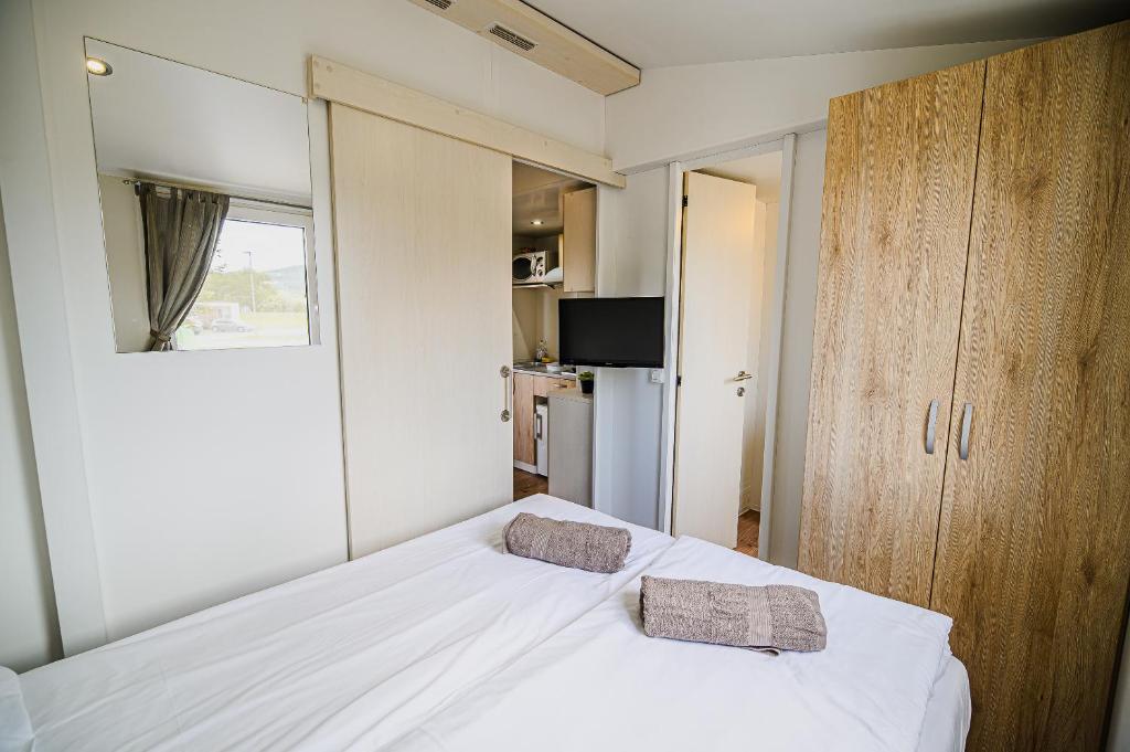 Postel nebo postele na pokoji v ubytování Lake View Mobile Homes with Thermal Riviera Tickets in Terme Čatež