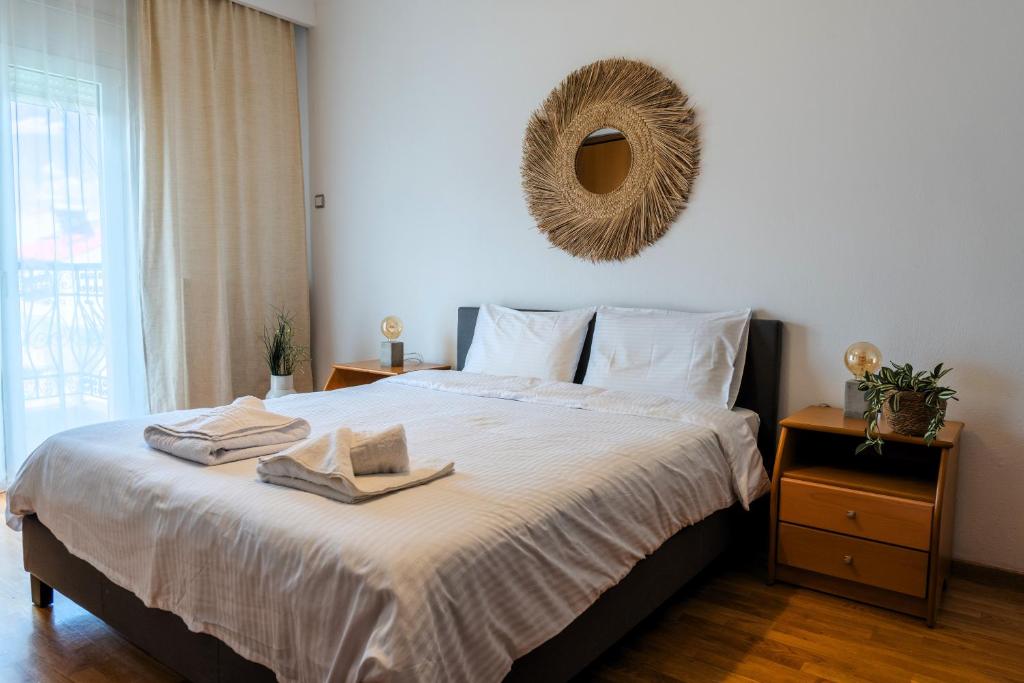 een slaapkamer met een bed met een spiegel aan de muur bij Florina House - Spacious with 2 Bedrooms and mountain view in Florina