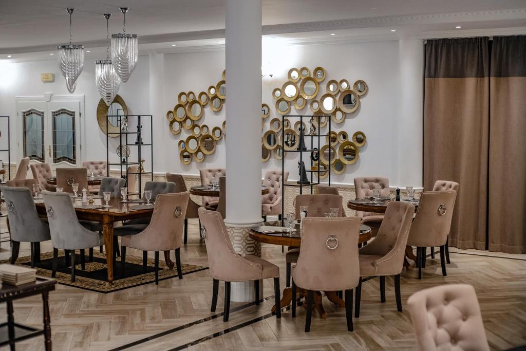 Reštaurácia alebo iné gastronomické zariadenie v ubytovaní Prawdzic Family Resort & Wellness