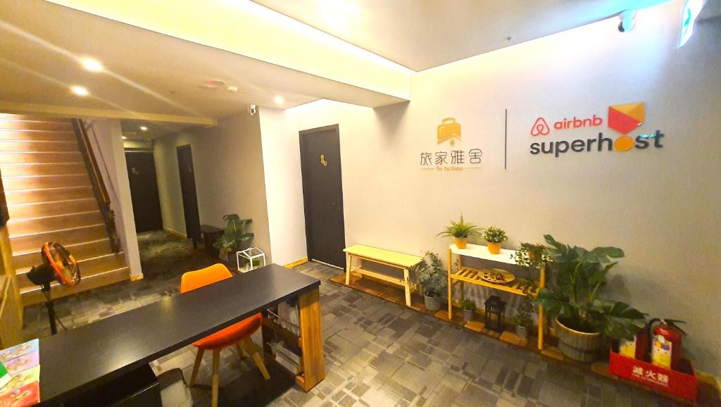 台北的住宿－THeResidence 旅家雅舍，墙上有桌椅和标志的办公室