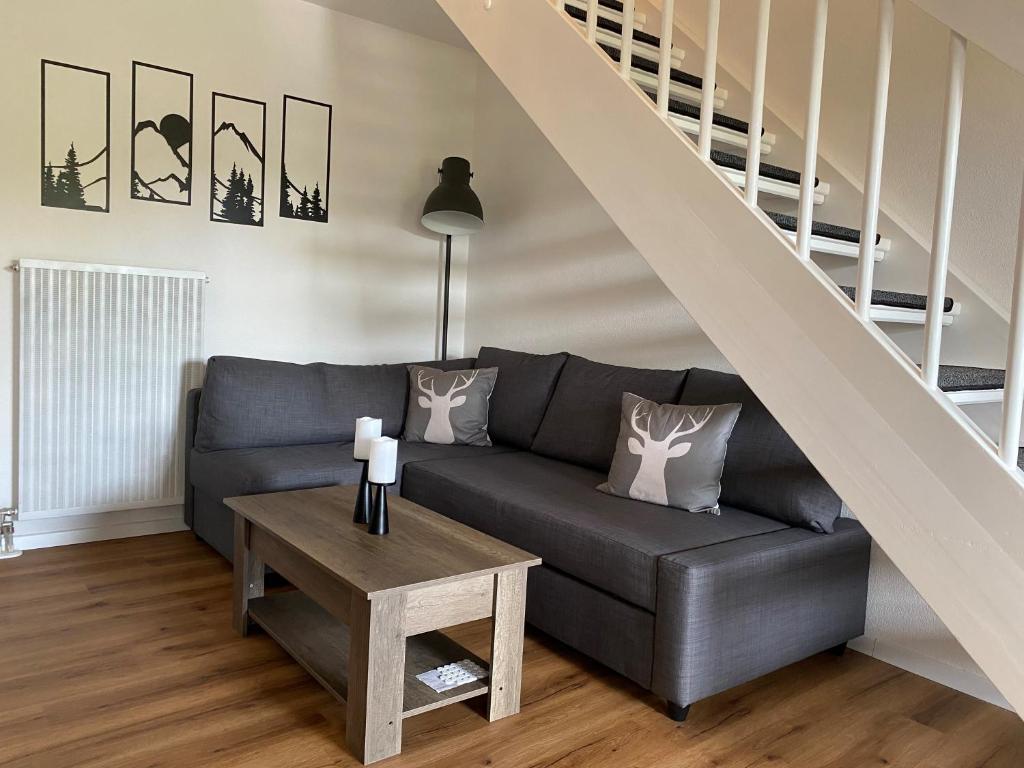 ein Wohnzimmer mit einer Couch und einem Tisch in der Unterkunft Ferienwohnung Zauberwald in Waldkirchen