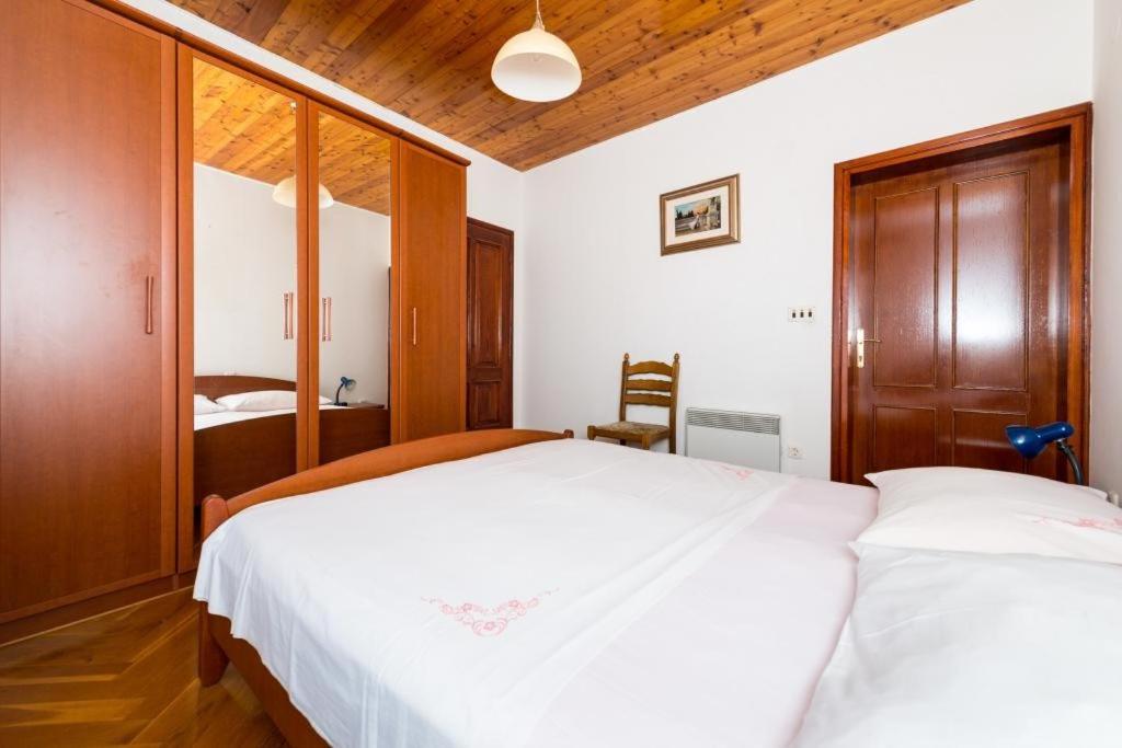 Posteľ alebo postele v izbe v ubytovaní Apartments & Rooms Tapera