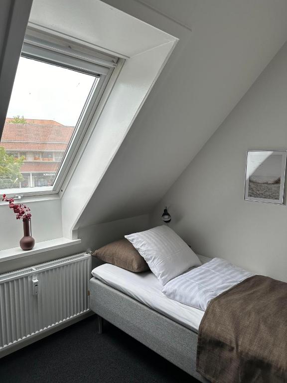 Postel nebo postele na pokoji v ubytování VISIONHOUSE Hotel
