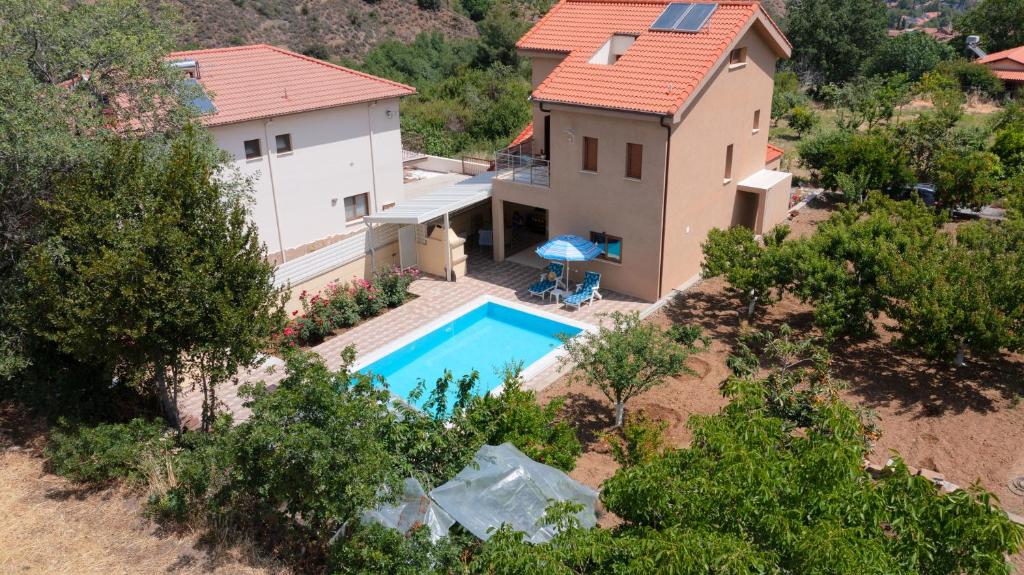 uma vista aérea de uma casa com piscina em Kakopetria's Holiday House em Kakopetria