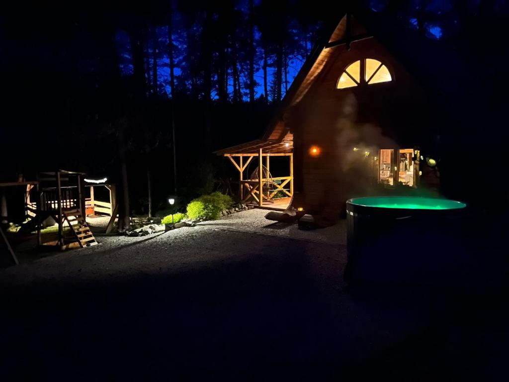 Fotografia z galérie ubytovania Smerekowiec domek w lesie z jacuzzi- Beskid Niski v destinácii Smerekowiec