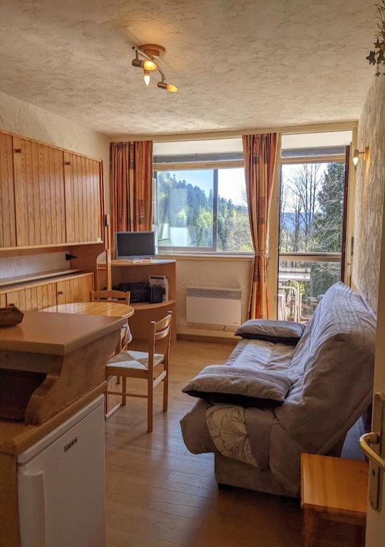 Il comprend une chambre avec un lit, un bureau et une cuisine. dans l'établissement Studio Gil La Bresse Hohneck, à La Bresse