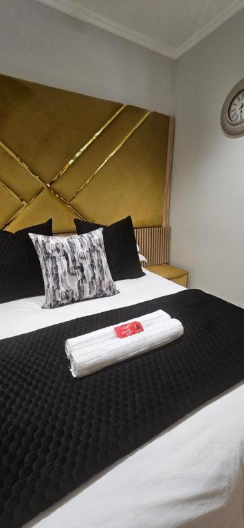 Una habitación de hotel con una cama con una toalla blanca. en Cosy Ellipse 2012 Waterfall Midrand, en Midrand