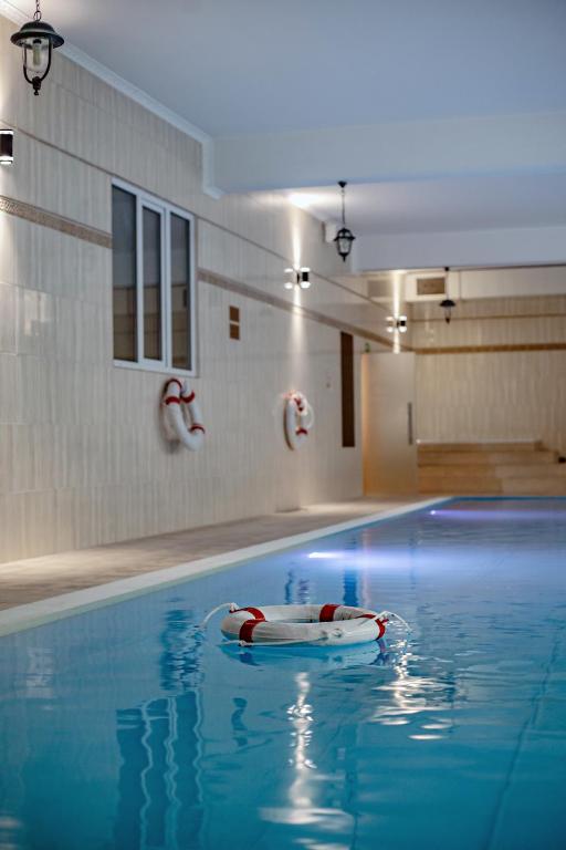 Bazén v ubytovaní Prawdzic Family Resort & Wellness alebo v jeho blízkosti