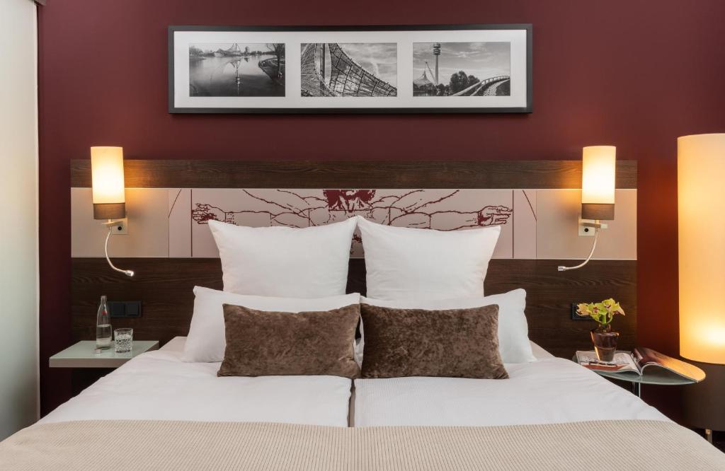 Postel nebo postele na pokoji v ubytování Leonardo Royal Hotel Munich