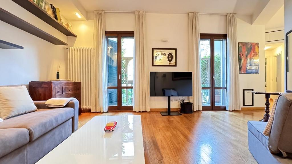 米蘭的住宿－Milano Sempione Apartament，带沙发和电视的客厅