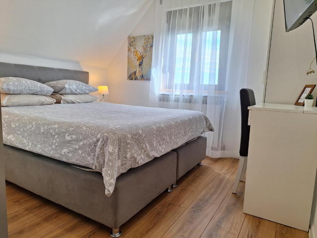Postel nebo postele na pokoji v ubytování Apartments Poljanak