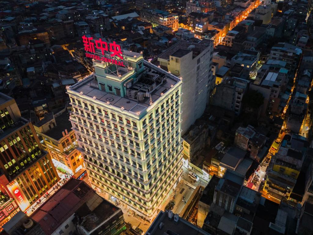 uma vista superior de um edifício alto com uma placa sobre ele em Hotel Central Macau em Macau