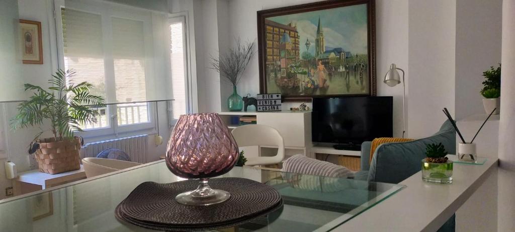 una sala de estar con una mesa con una lámpara. en Casana4, en Tudela