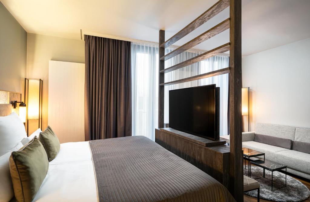 Postel nebo postele na pokoji v ubytování Leonardo Royal Hotel Munich