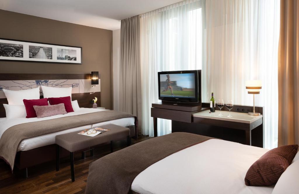 Postel nebo postele na pokoji v ubytování Leonardo Royal Hotel Munich