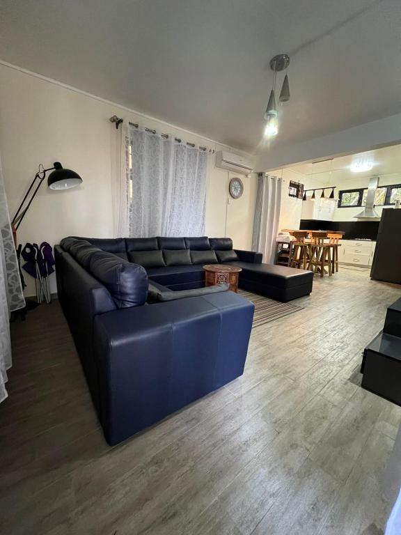 Rustic 8 min walk Beach Apartment