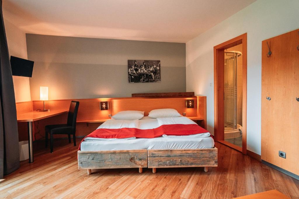 Postel nebo postele na pokoji v ubytování Hahnenkamm Hostel