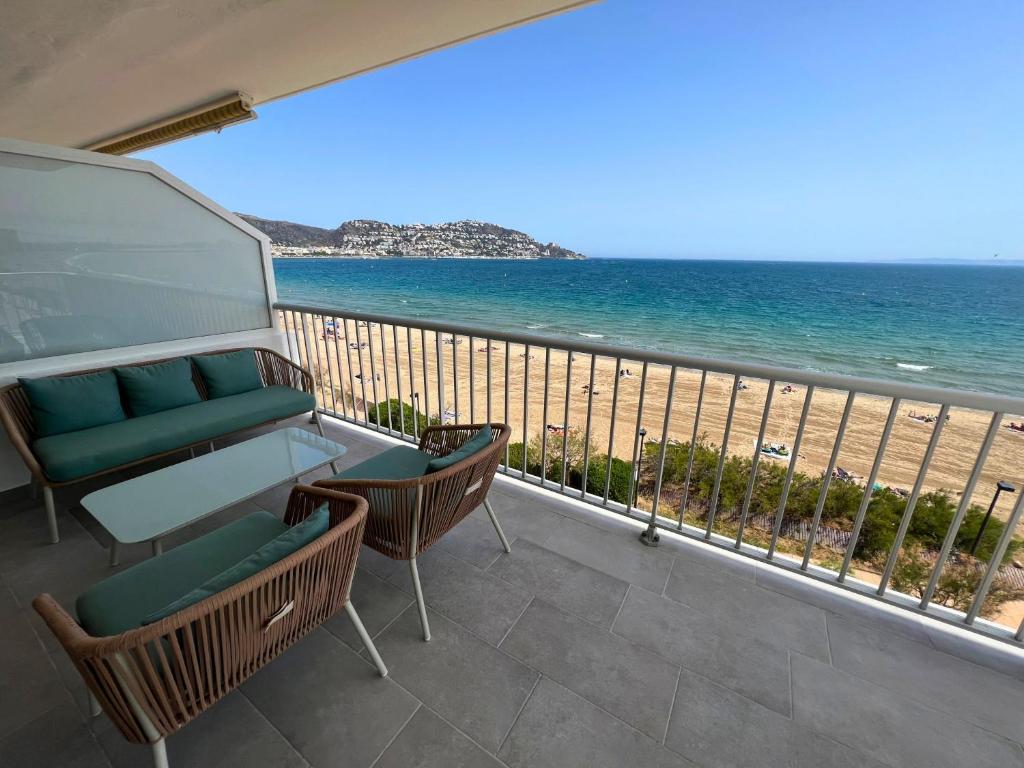 a balcony with chairs and a view of the beach at Alexandra 29 in Roses
