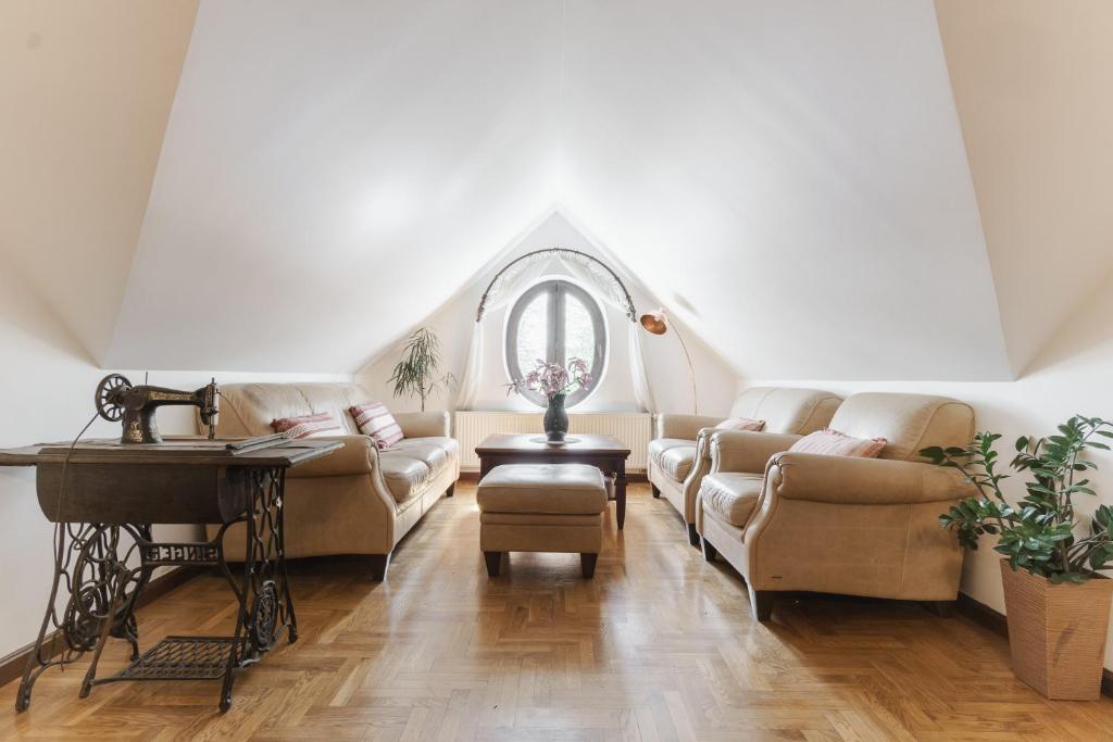 Posedenie v ubytovaní Apartamenty w Dworku Cheval