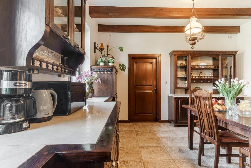 Kuchyňa alebo kuchynka v ubytovaní Apartamenty w Dworku Cheval