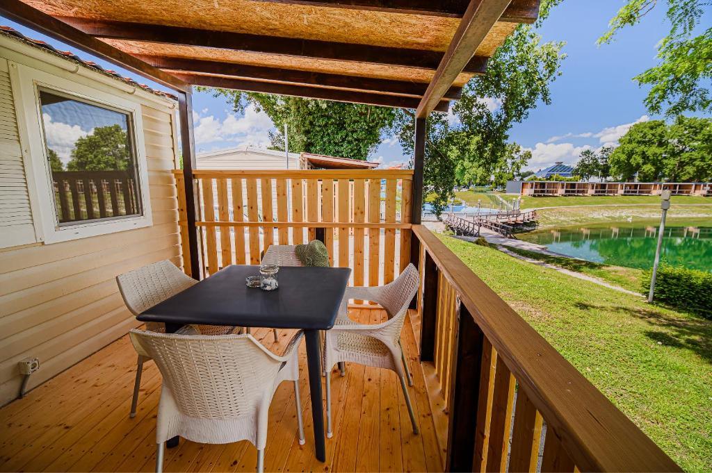 Zahrada ubytování Lake View Mobile Homes with Thermal Riviera Tickets in Terme Čatež