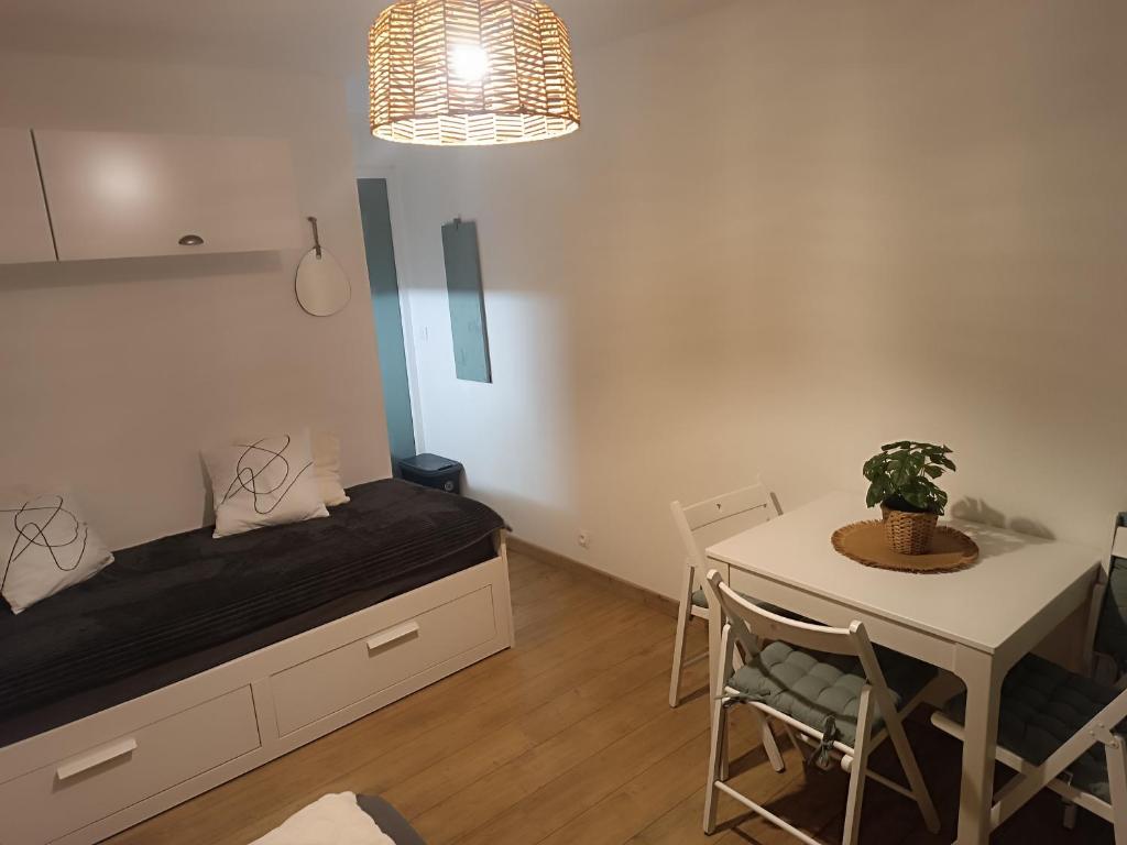 una camera con un letto e un tavolo con una pianta in vaso di Le petit Miraline a Villarembert