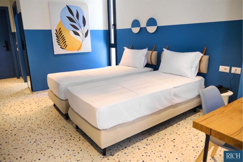 Postel nebo postele na pokoji v ubytování Rich Boutique Hotel