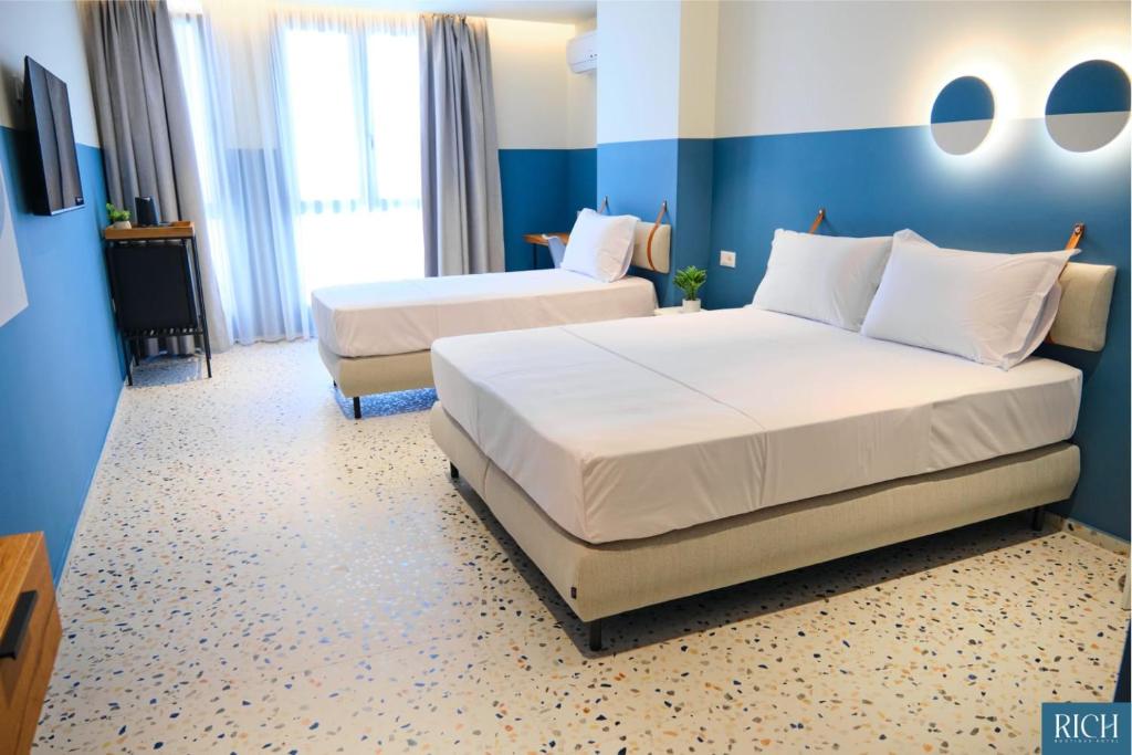 Postel nebo postele na pokoji v ubytování Rich Boutique Hotel