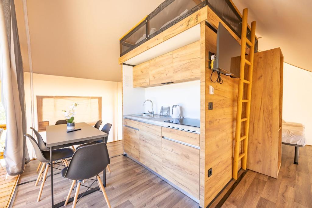 Kuchyň nebo kuchyňský kout v ubytování Camp Dole Zivogosce - Mobile home and Glamping tent