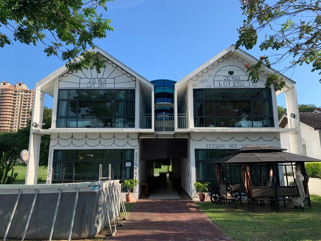 a large white building with a porch at 2D Fantastic Villa Best HomeStay in Kampong Alor Gajah