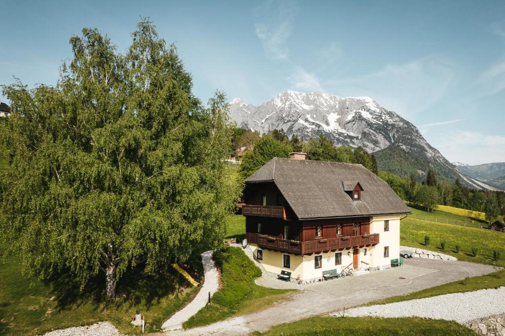 的住宿－Landhaus Stieglschuster，享有山景的房屋的空中景致